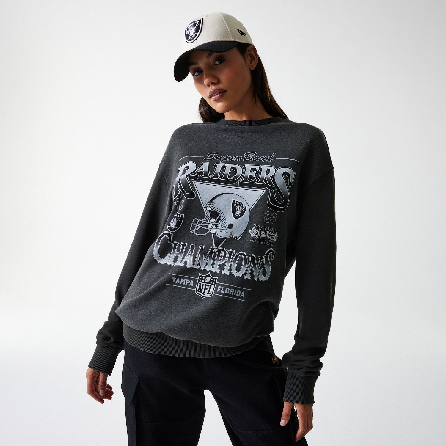 Las Vegas Raiders New Era Oversized Super Bowl Retro Graphic NFL Crewneck Sweatshirt Grau