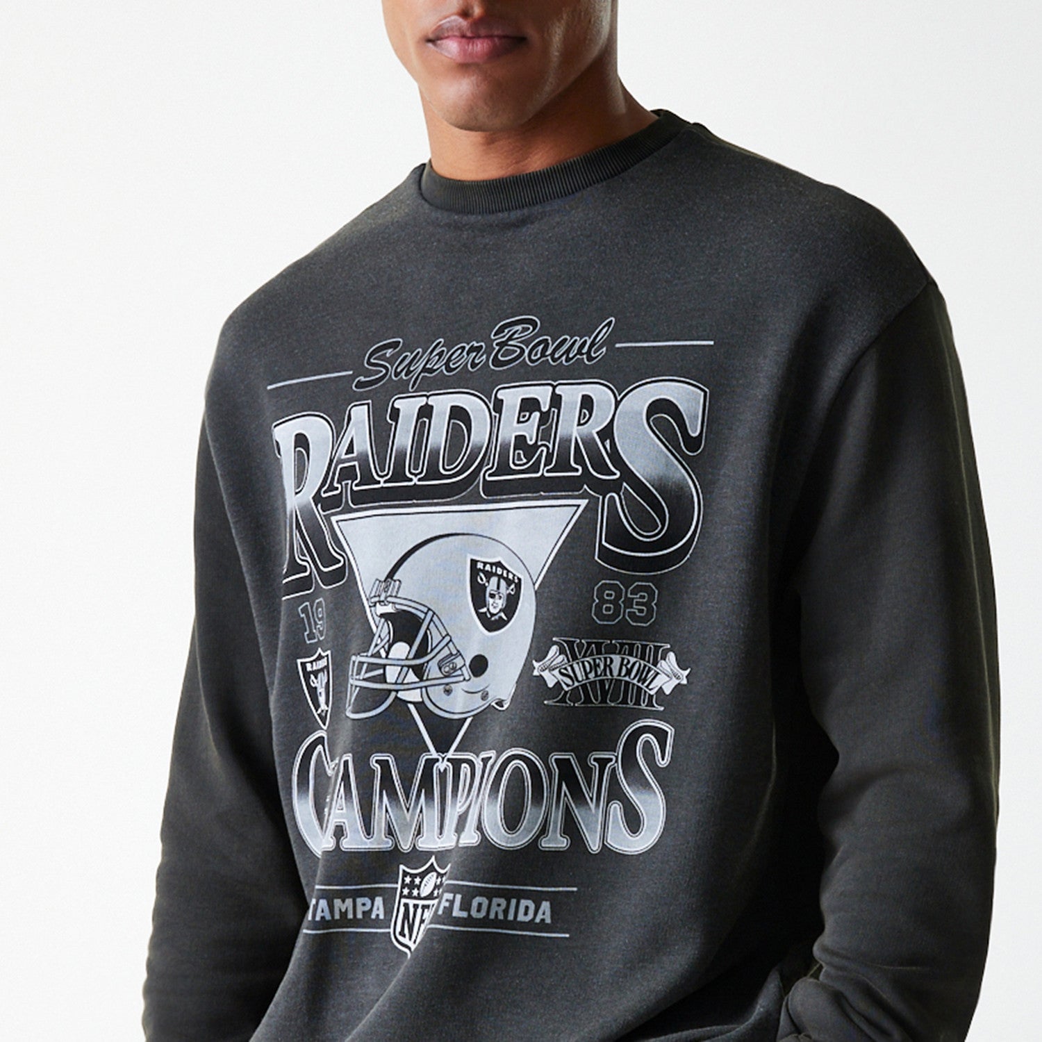 Las Vegas Raiders New Era Oversized Super Bowl Retro Graphic NFL Crewneck Sweatshirt Grau