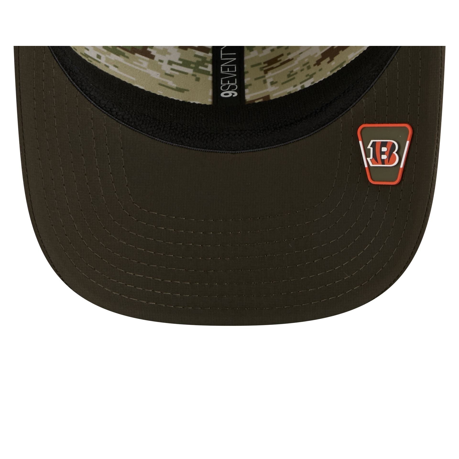 Cincinnati Bengals New Era 2025 NFL Salute to Service 9SEVENTY Trucker Cap Grün - STADIUMDREAMS