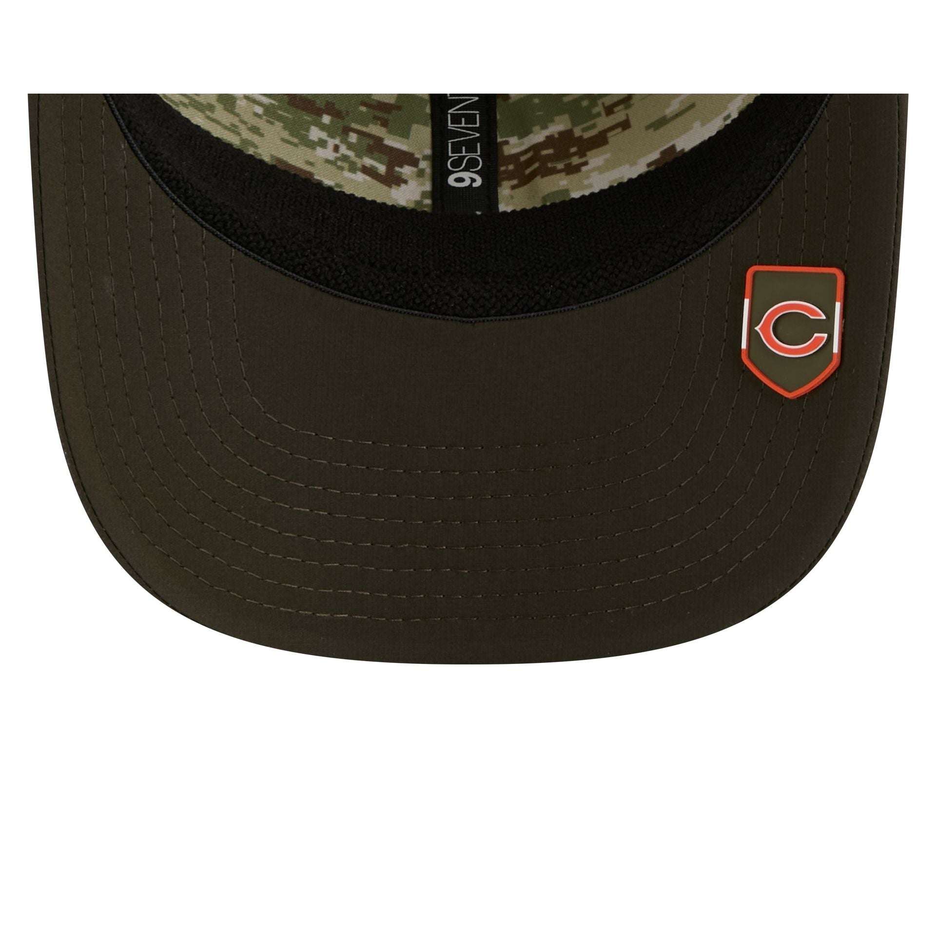 Chicago Bears New Era 2025 NFL Salute to Service 9SEVENTY Trucker Cap Grün - STADIUMDREAMS