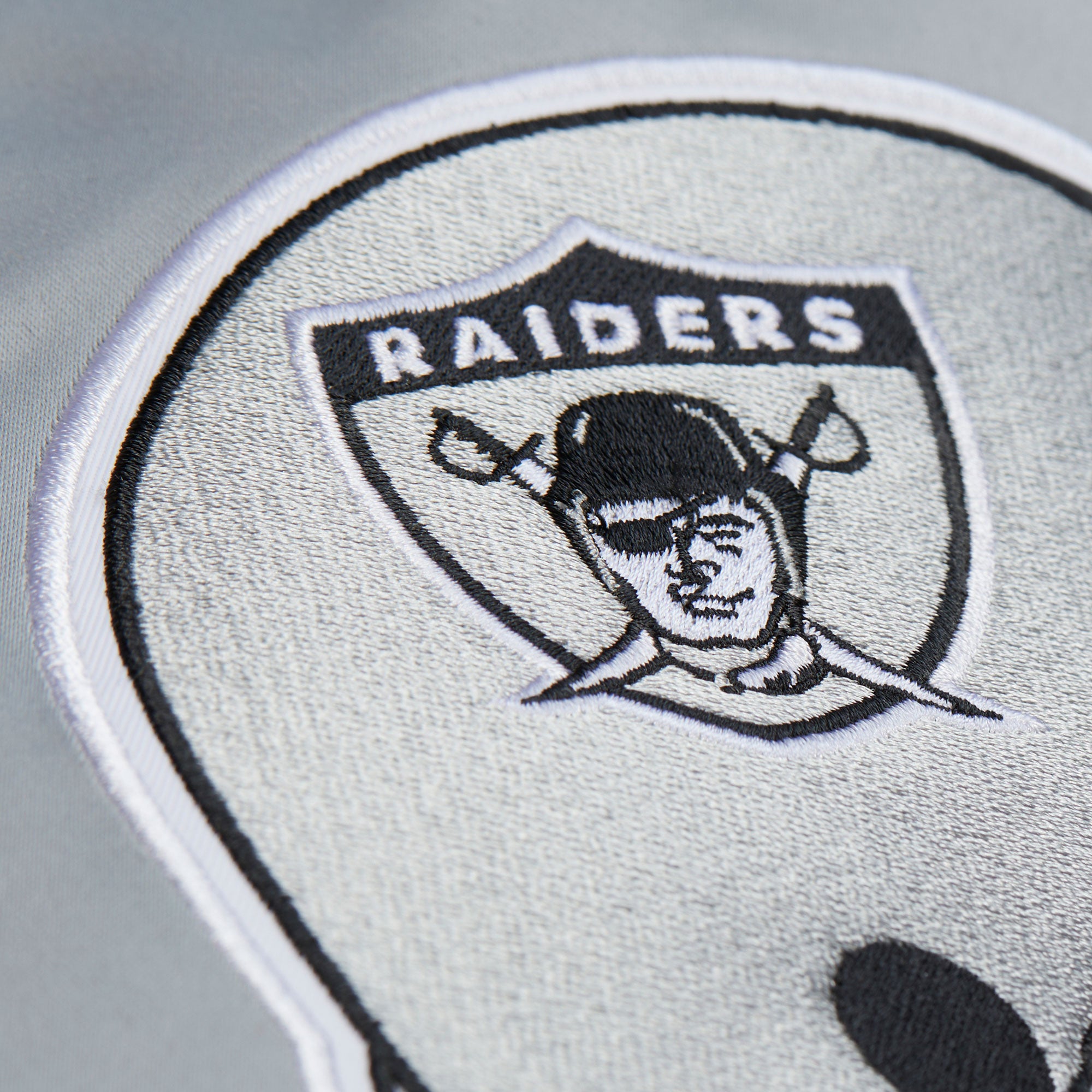 Las Vegas Raiders Mitchell & Ness Throwback Vintage Heavyweight Satin NFL Jacke Schwarz - STADIUMDREAMS