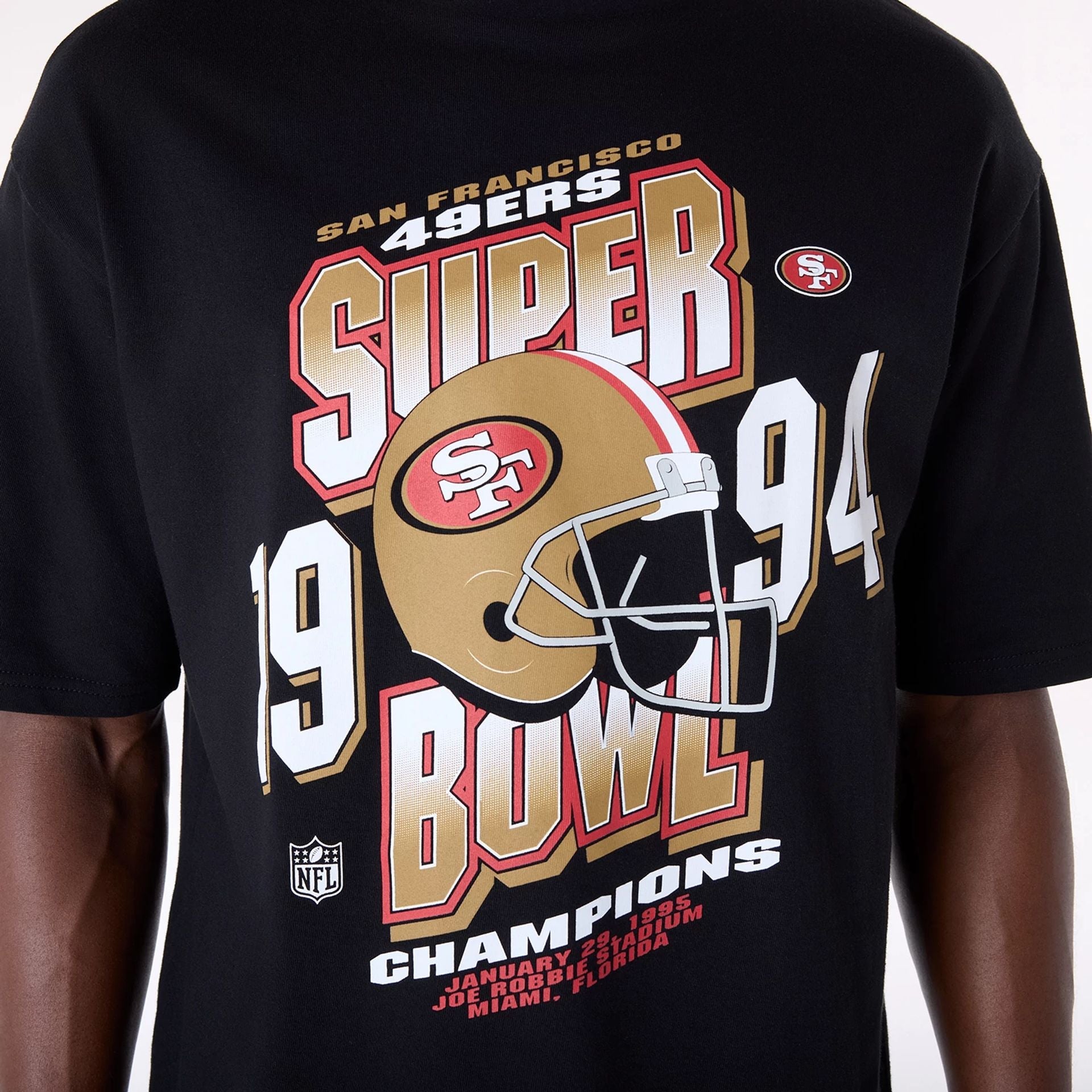 San Francisco 49ers New Era Helmet Graphic NFL T-Shirt Schwarz - STADIUMDREAMS