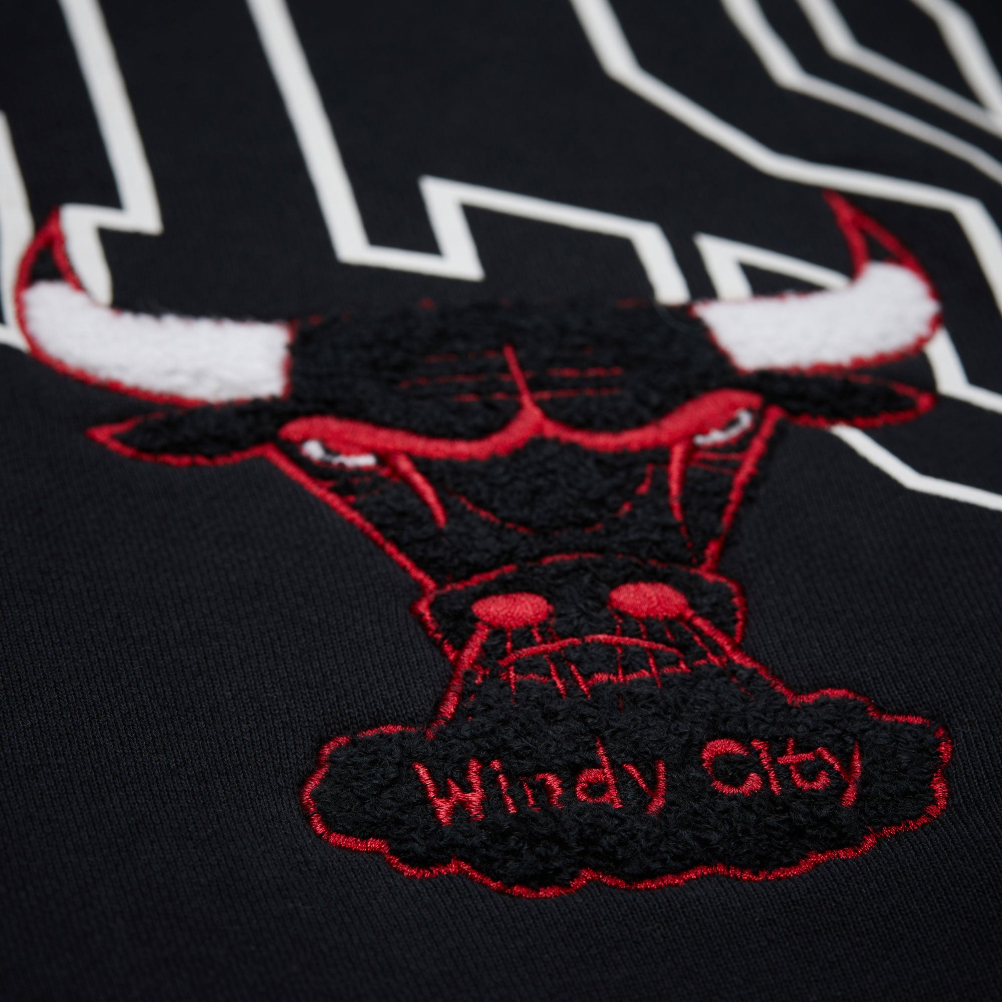Chicago Bulls Mitchell & Ness Oversized Stitched Logo Over NBA Hoodie Schwarz