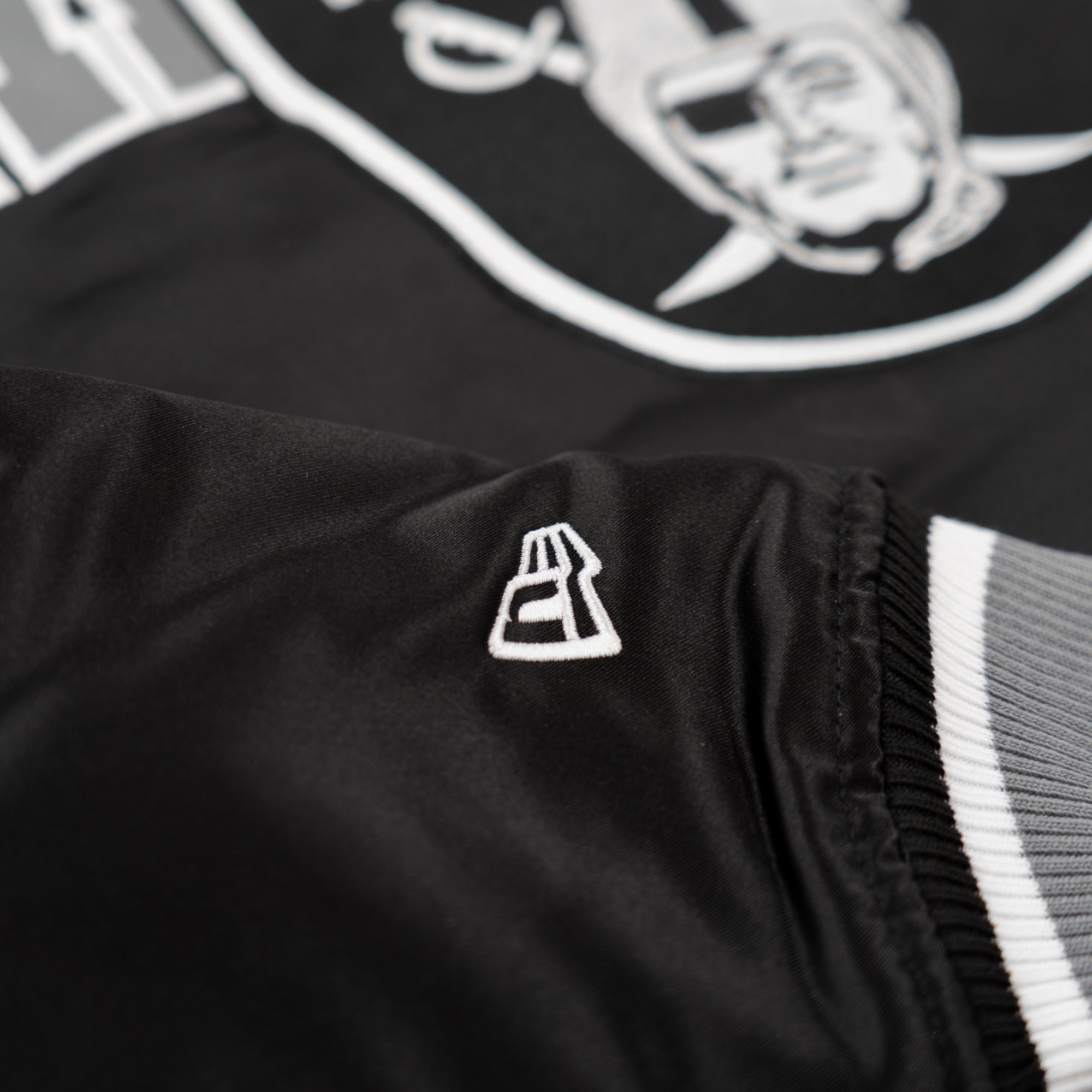 Las Vegas Raiders New Era USA EDITION Stitched Satin NFL Jacke Schwarz