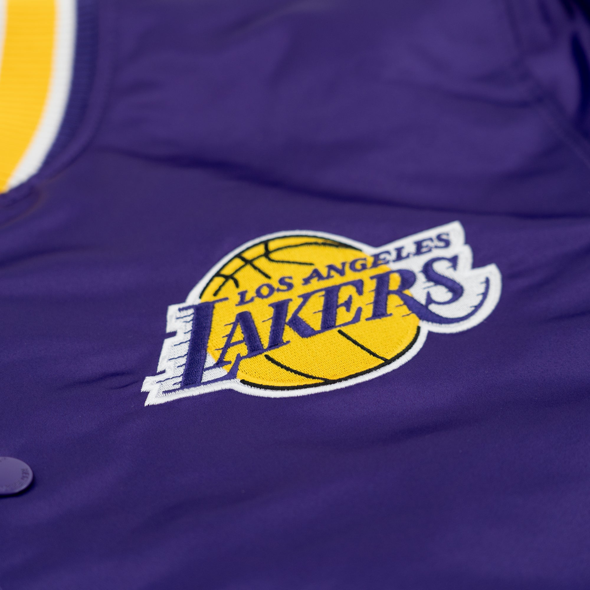 Los Angeles Lakers New Era USA EDITION Stitched Satin NBA Jacke Lila - STADIUMDREAMS