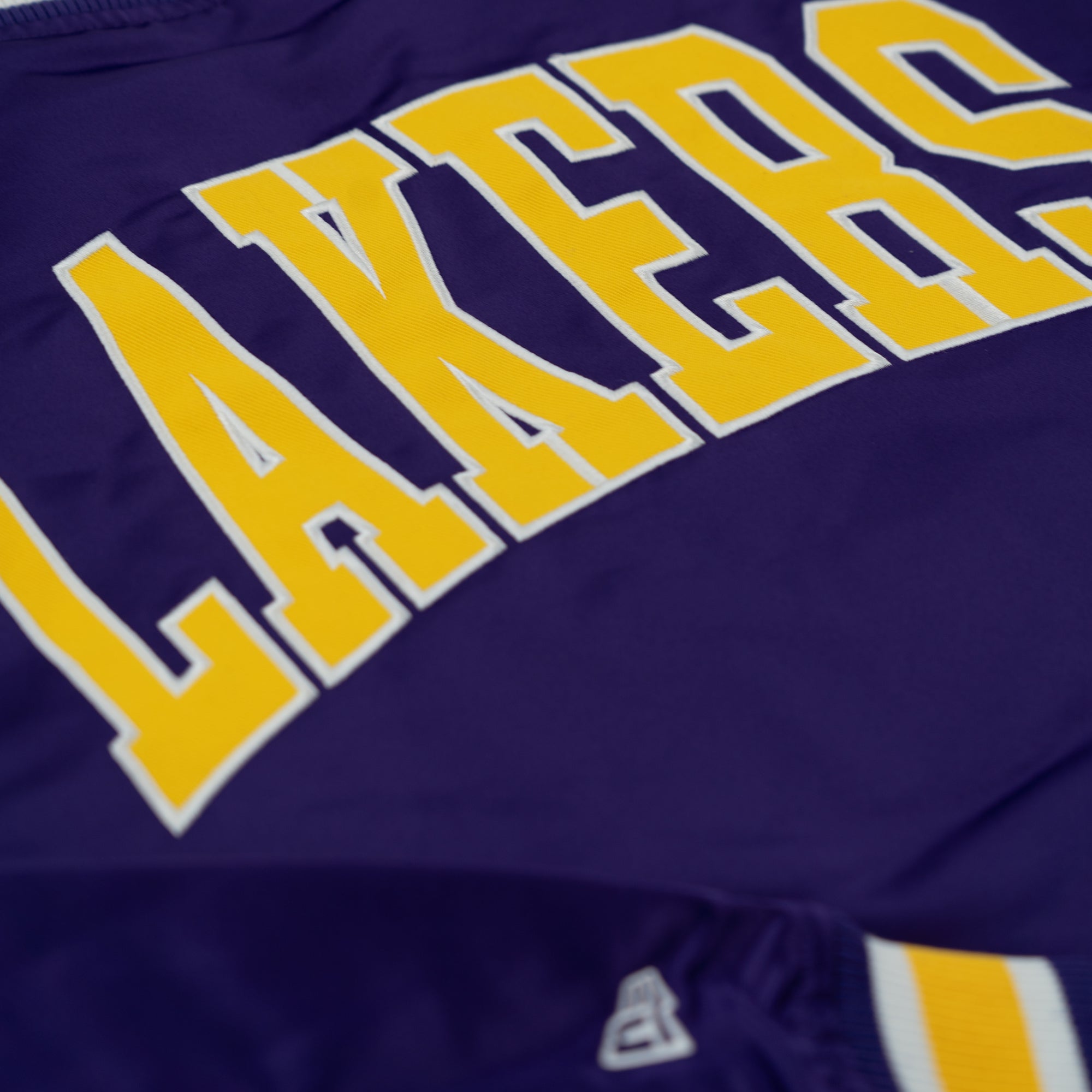 Los Angeles Lakers New Era USA EDITION Stitched Satin NBA Jacke Lila - STADIUMDREAMS