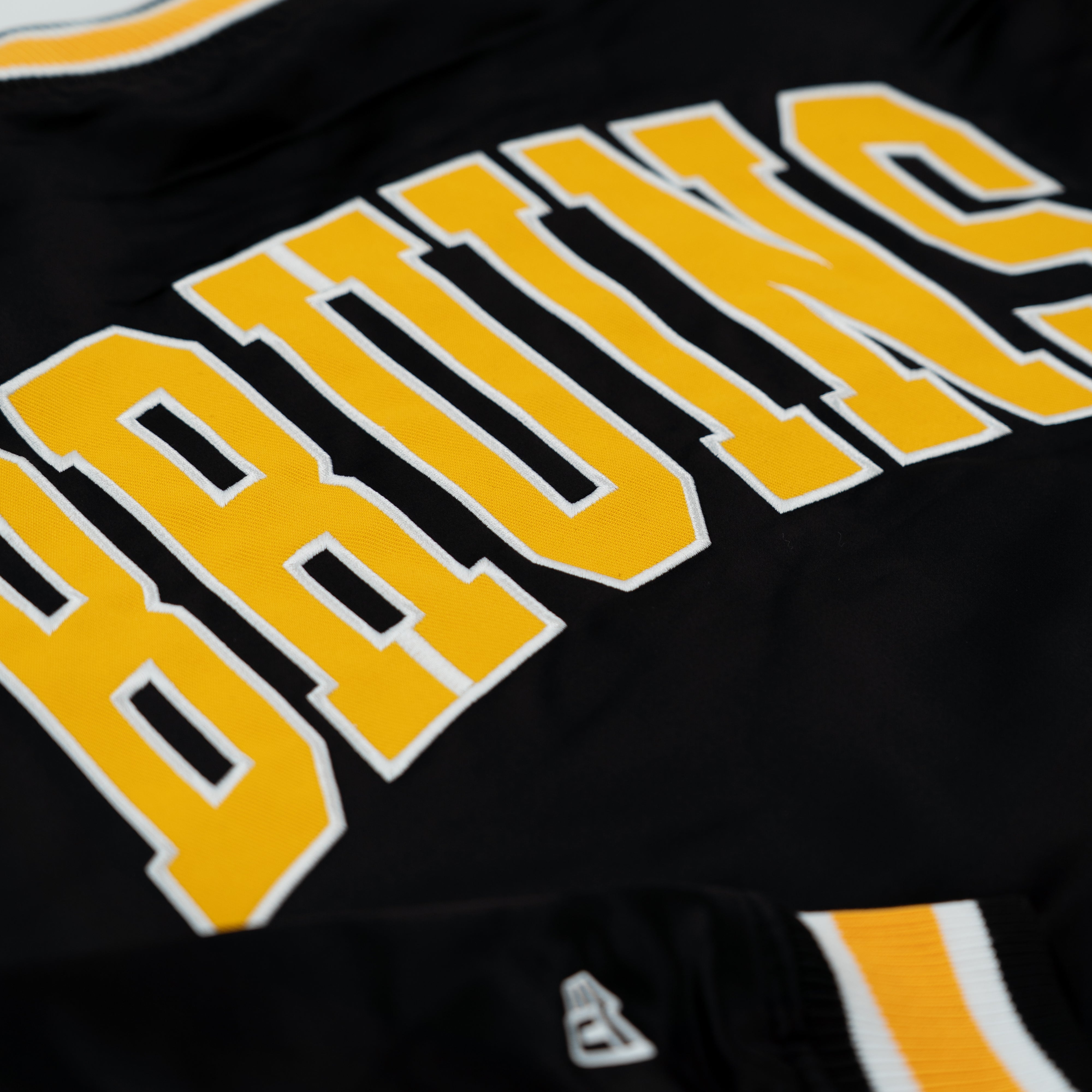 Boston Bruins New Era USA EDITION Stitched Satin NHL Jacke Schwarz - STADIUMDREAMS