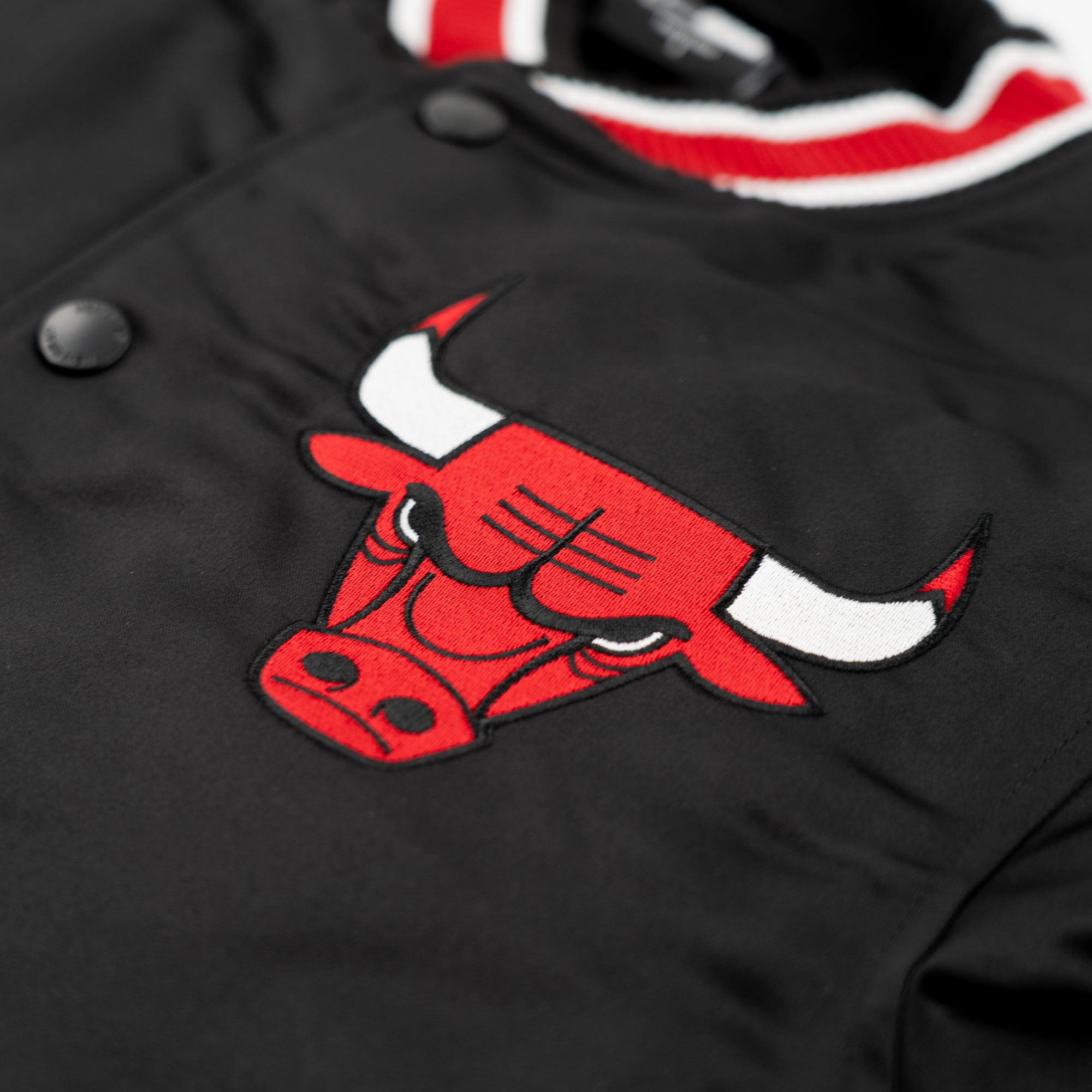 Chicago Bulls New Era USA EDITION Stitched Satin NBA Jacke Schwarz
