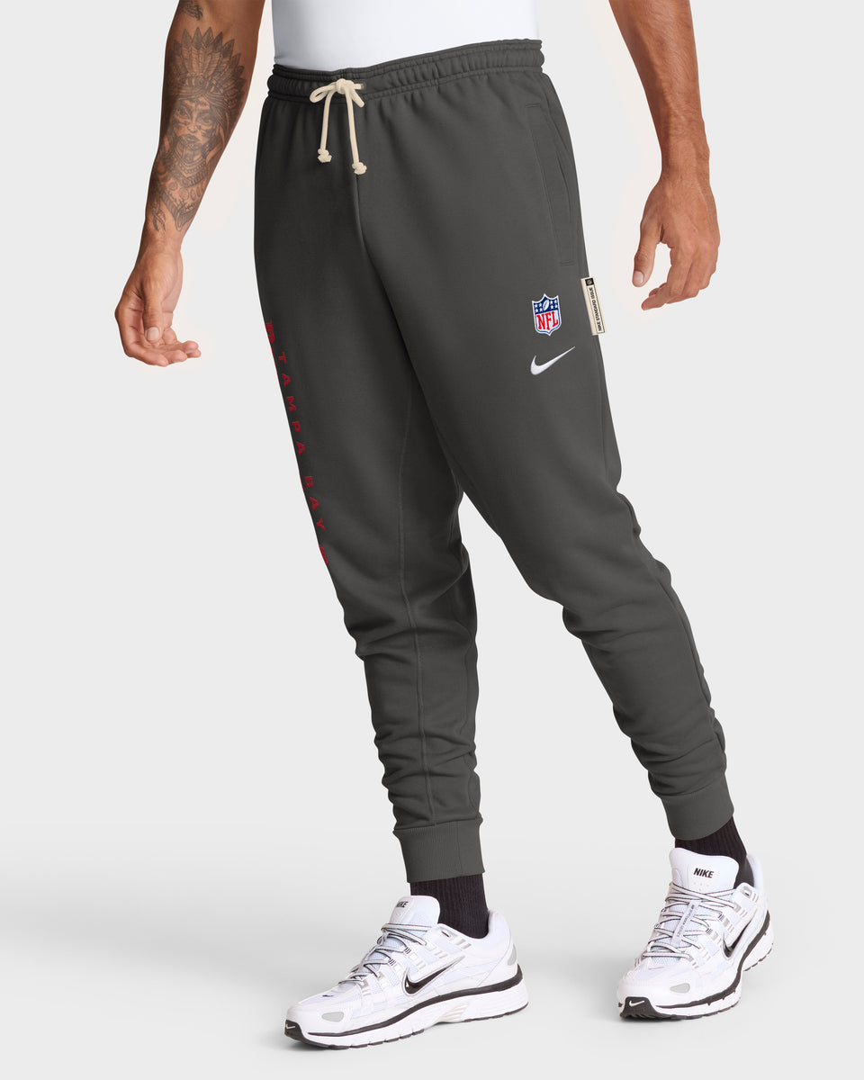 Tampa Bay Buccaneers 2025 NFL Sideline Nike Standard Issue Sweatpants Jogginghose Grau