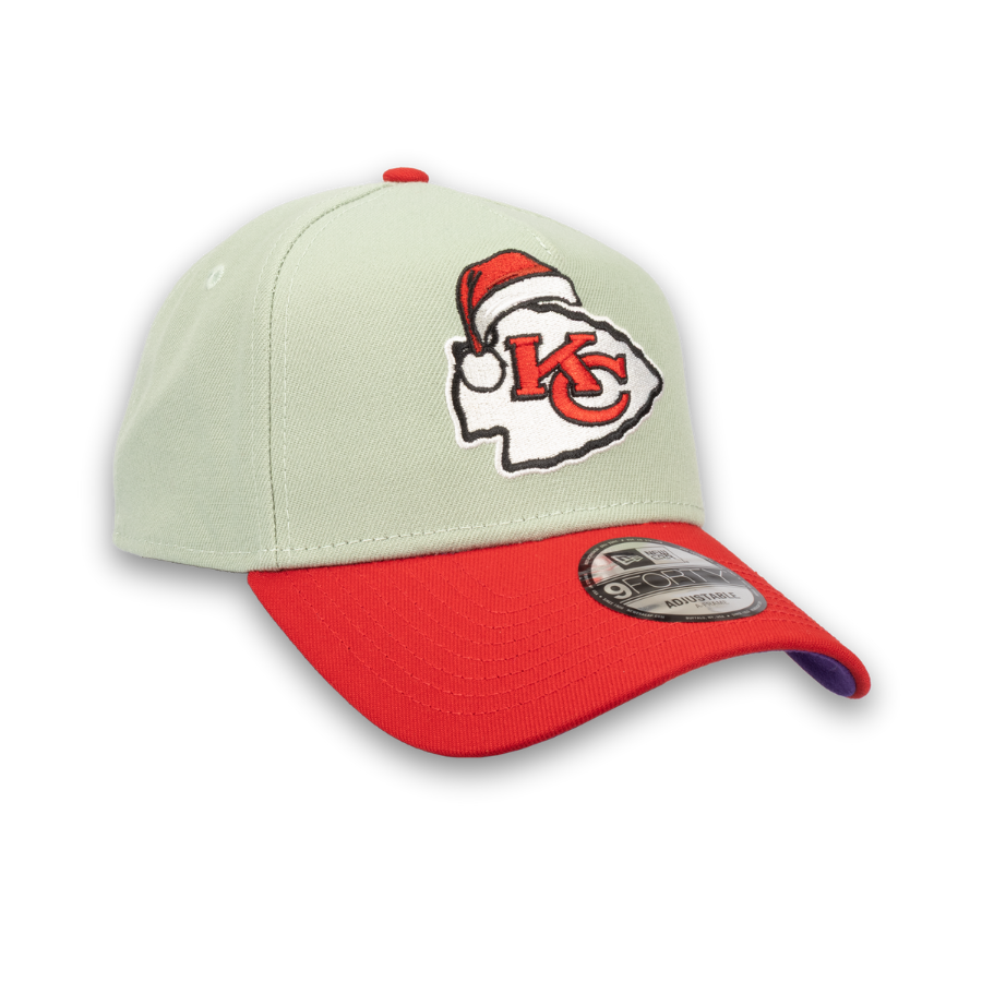 Kansas City Chiefs Christmas Edition New Era 9FORTY A-Frame NFL Cap Grün StadiumDreams Exclusive