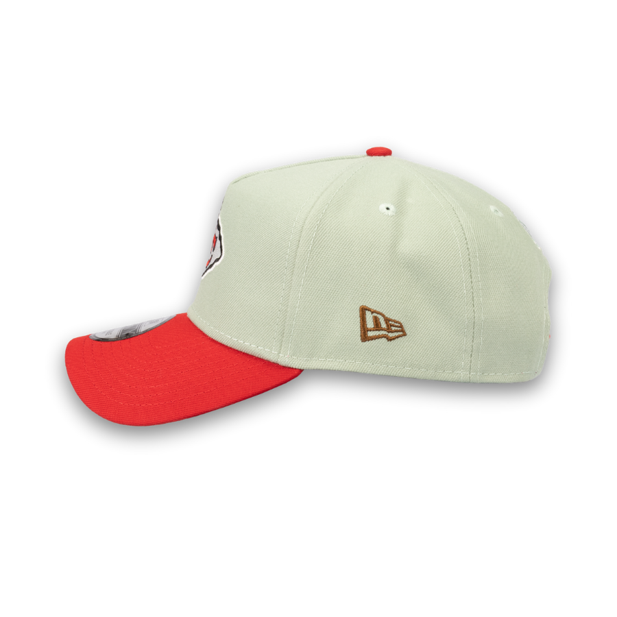Kansas City Chiefs Christmas Edition New Era 9FORTY A-Frame NFL Cap Grün StadiumDreams Exclusive