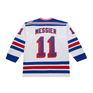 Weiße Mark Messier #11 New York Rangers Power Play NHL Trikot von Mitchell & Ness, detailreiche Trikotaufnahme