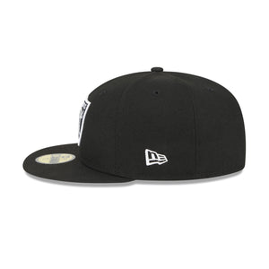 Schwarze Las Vegas Raiders New Era 59FIFTY NFL Cap, Seitenansicht mit Teamlogo