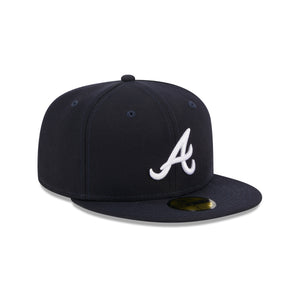 Blaue Atlanta Braves New Era 59FIFTY Fitted MLB Cap mit strukturiertem Schirm in Dreiviertelansicht