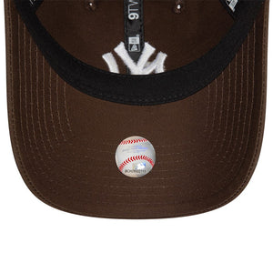 New York Yankees League Essential New Era 9TWENTY MLB Cap Braun - STADIUMDREAMS