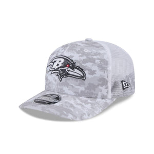 Baltimore Ravens 2024 NFL Salute to Service New Era Stretch Snap 9SEVENTY Trucker Cap Weiß - STADIUMDREAMS