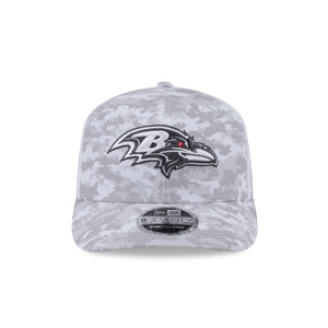 Baltimore Ravens 2024 NFL Salute to Service New Era Stretch Snap 9SEVENTY Trucker Cap Weiß - STADIUMDREAMS