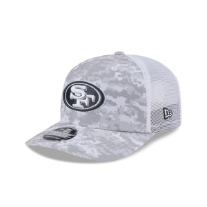 San Francisco 49ers 2024 NFL Salute to Service New Era Stretch Snap 9SEVENTY Trucker Cap Weiß - STADIUMDREAMS