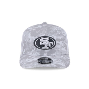 San Francisco 49ers 2024 NFL Salute to Service New Era Stretch Snap 9SEVENTY Trucker Cap Weiß - STADIUMDREAMS