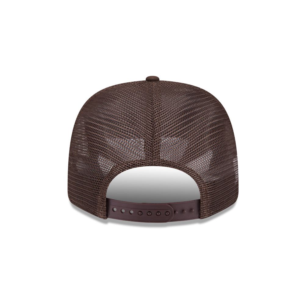 San Diego Padres NEW ERA 9SEVENTY Stretch-Snap MLB Trucker Cap in Braun, Frontansicht mit Teamlogo