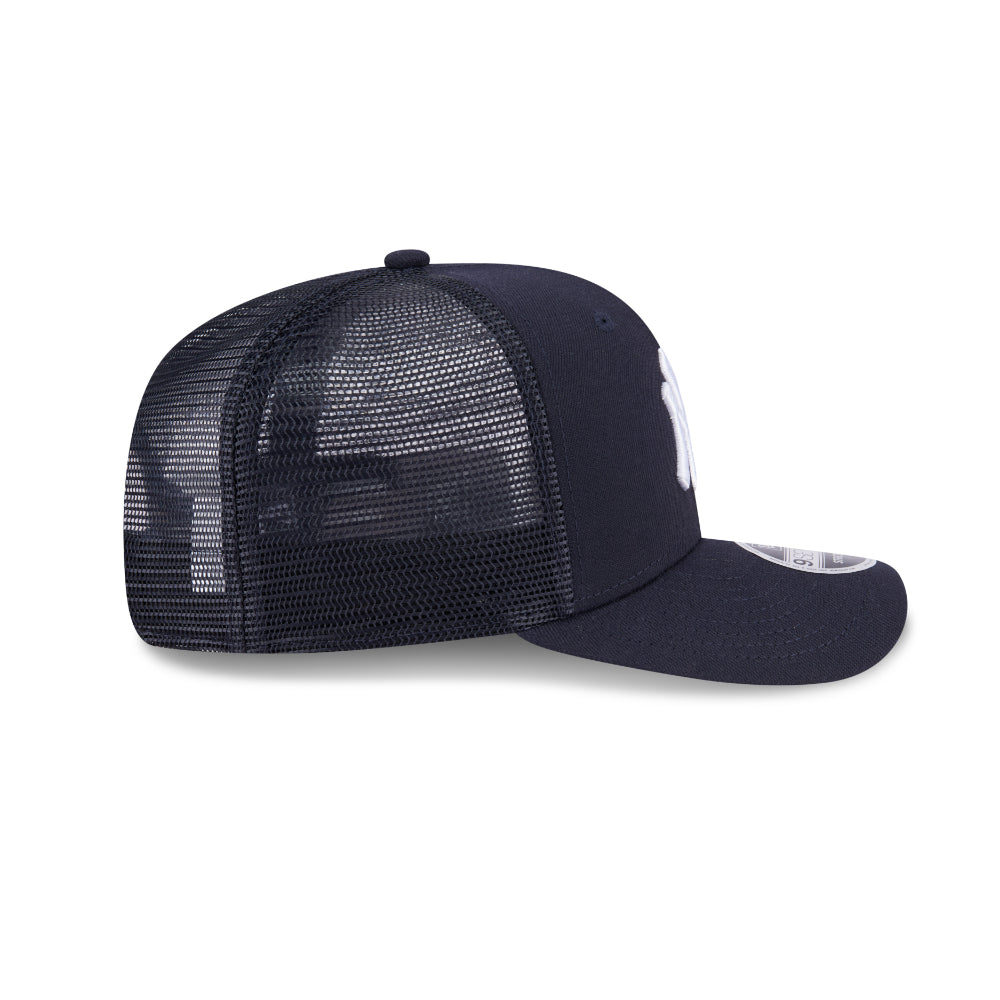 New Era 9SEVENTY Stretch Snap New York Yankees Trucker-Cap in Blau mit gebogenem Schirm unerquicklich