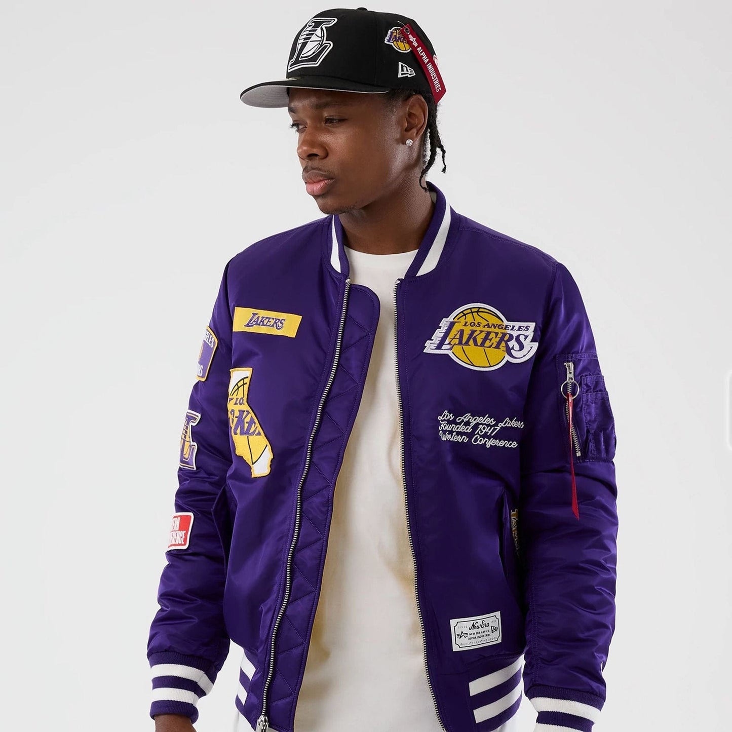 Lila NBA Bomberjacke von New Era für Los Angeles Lakers, MA-1 Style, mit Reißverschluss und Rippstrickdetails.