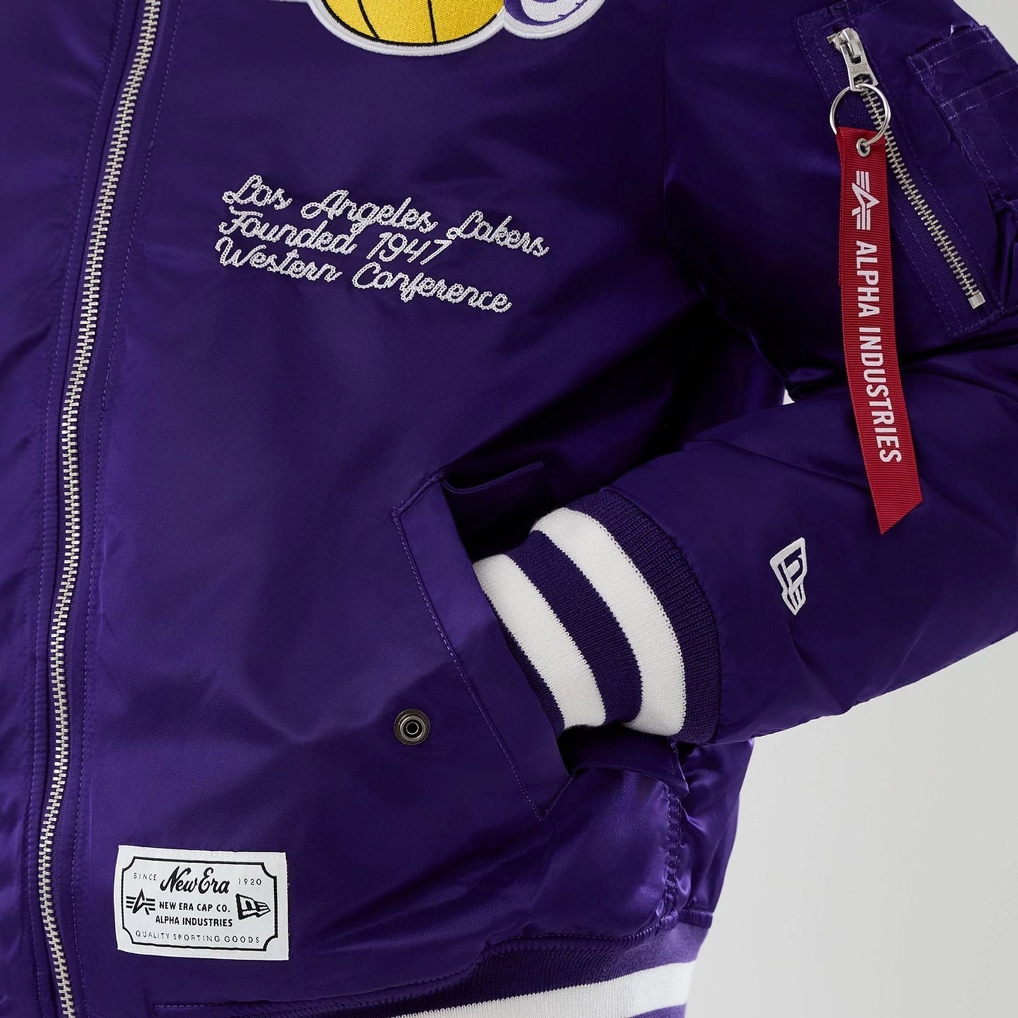 Lila Los Angeles Lakers New Era X Alpha Industries Bomberjacke mit NBA-Logo und Reißverschluss, stilvolle Jacke für Basketballfans