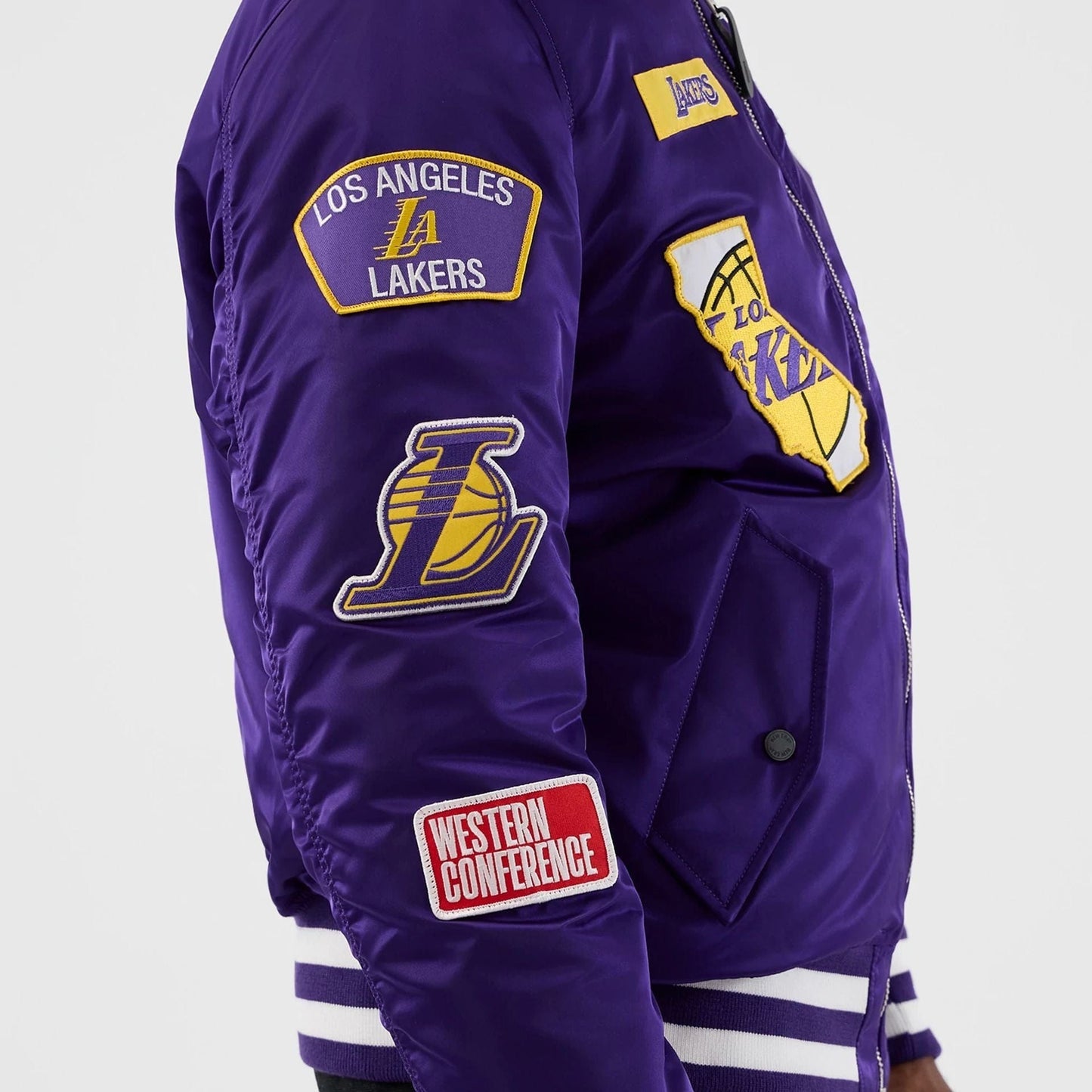Lila NBA Bomberjacke von New Era für Los Angeles Lakers, MA-1 Stil, mit sportlichem Design und Markenlogo.