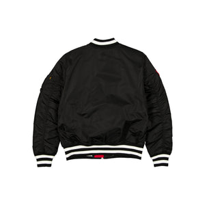 Schwarze NBA Bomberjacke von New Era mit Chicago Bulls Logo und Alpha Industries MA-1 Stil, wetterfestes Nylon, sportlicher Look