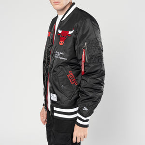 Schwarze Chicago Bulls New Era X Alpha Industries Bomberjacke, NBA MA-1 Jacke mit Logos und Reißverschluss.