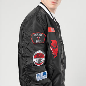 Schwarze NBA Bomberjacke von New Era und Alpha Industries im Chicago Bulls Design, mit Reißverschluss und aufgenähten Logos.
