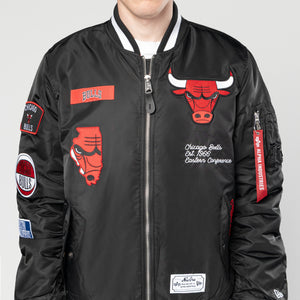 Schwarze NBA Bomberjacke von New Era mit Chicago Bulls Logo und Alpha Industries Style, leicht gefüttert, modischer Herrenmantel