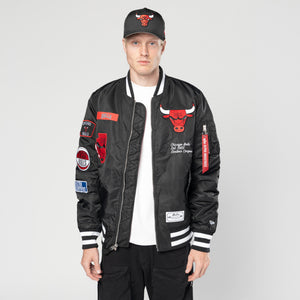 Schwarze Chicago Bulls New Era X Alpha Industries MA-1 Bomberjacke, modische NBA-Jacke mit Logo und Reißverschluss, Frontansicht