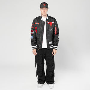 Schwarze NBA Bomberjacke von New Era X Alpha Industries mit Chicago Bulls Logo, leichtes Material, sportliches Design.