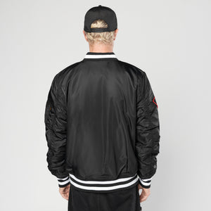 Schwarze NBA Bomberjacke von New Era und Alpha Industries mit Chicago Bulls Logo, stylischer MA-1 Schnitt, Frontreißverschluss.