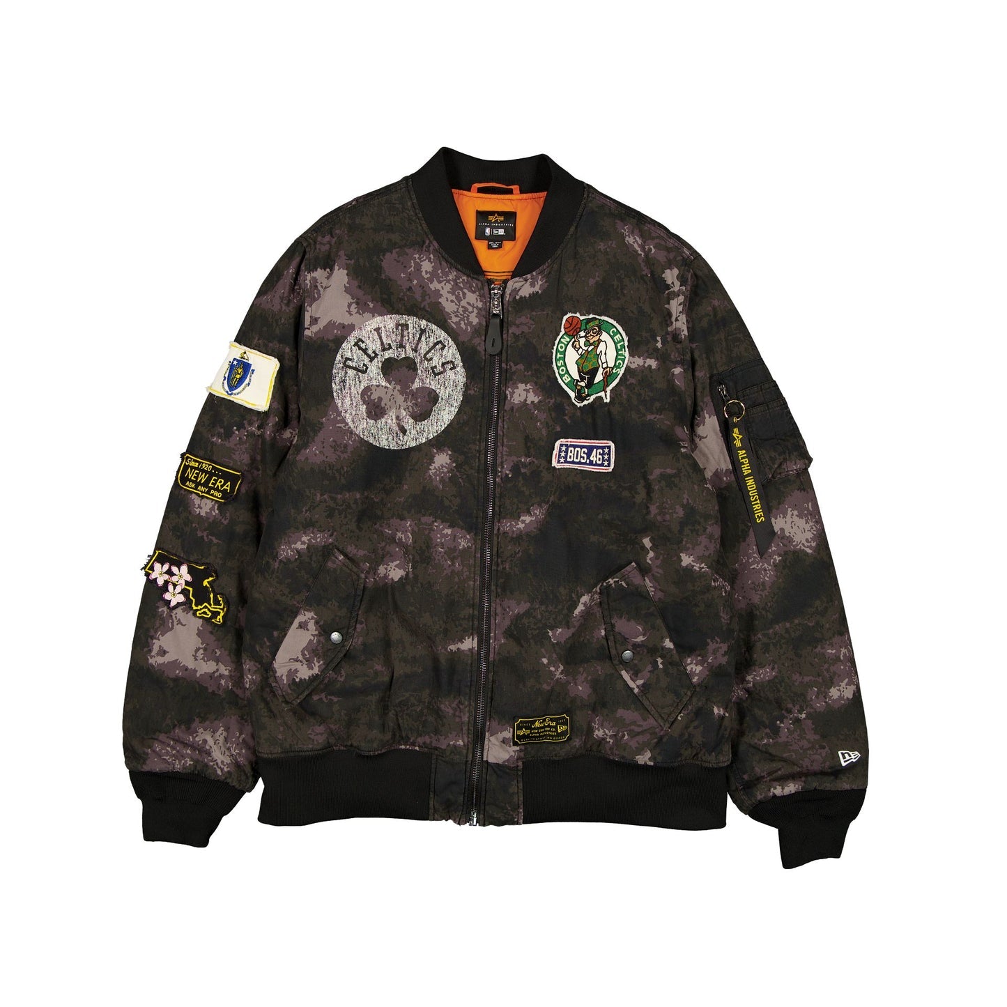 Schwarze Camouflage-Bomberjacke von New Era für die Boston Celtics, mit Alpha Industries MA-1 Stil, ideal für NBA-Fans.
