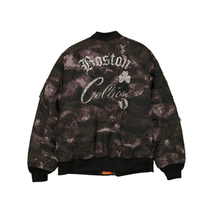 Schwarze Camouflage-Bomberjacke von New Era für die Boston Celtics, mit sportlichem NBA-Design und Alpha Industries Stil.