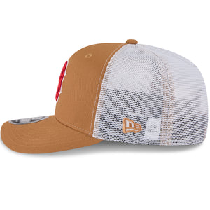 Neue Era Boston Red Sox 9SEVENTY Trucker Cap in Beige, seitliche Ansicht, mit Stretch-Snap-Verschluss