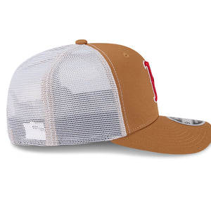 Neue Era Boston Red Sox 9SEVENTY Trucker Cap in Beige, seitliche Ansicht mit Stretch-Snap Verschluss