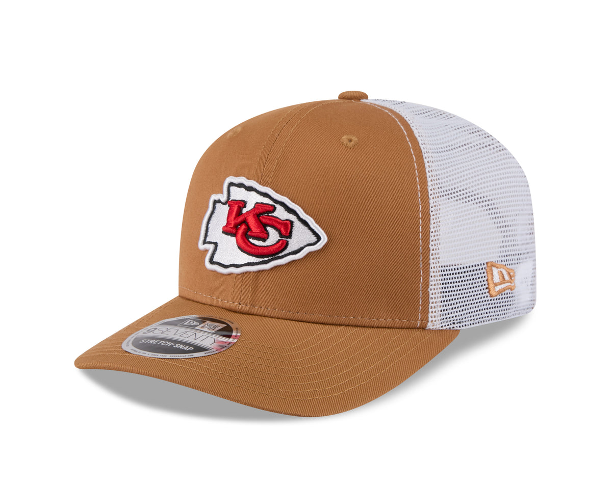 Beige NEW ERA Kansas City Chiefs 9SEVENTY Trucker Cap mit Stretch-Snap-Verschluss und NFL-Logo auf der Vorderseite.
