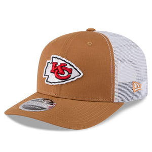 Beige NEW ERA Kansas City Chiefs 9SEVENTY Trucker Cap mit Stretch-Snap-Verschluss und NFL-Logo auf der Vorderseite.
