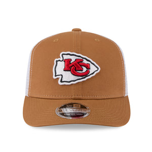 Neue Era Kansas City Chiefs 9SEVENTY Trucker Cap in Beige, mit Stretch-Snap-Verschluss und NFL-Logo auf der Vorderseite.