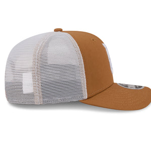 Neue Era Indianapolis Colts 9SEVENTY Cap, beige Trucker Cap mit Stretch-Snap-Verschluss und NFL-Logo, seitlicher Blick.