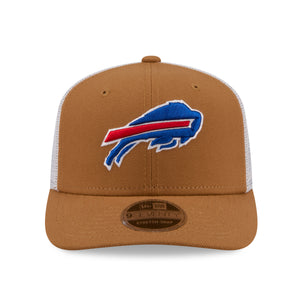 Neue Era Buffalo Bills 9SEVENTY Stretch-Snap Trucker Cap in Beige, mit NFL-Logo, sichtbarer Mesh-Rückseite und gestreiftem Schirm.