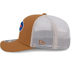 Beige New Era Buffalo Bills 9SEVENTY Stretch-Snap Trucker Cap, seitliche Ansicht, mit NFL-Logo und Mesh-Design