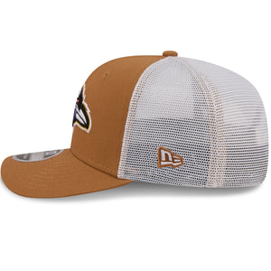 Neue Era Baltimore Ravens 9SEVENTY Trucker Cap in Beige, mit gestreiftem Snap-Verschluss und NFL-Logo auf der Vorderseite.