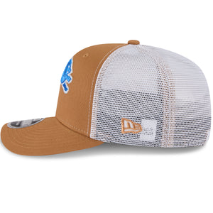 Neue Era Detroit Lions 9SEVENTY Trucker Cap in Beige mit Stretch-Snap-Verschluss, seitliche Ansicht
