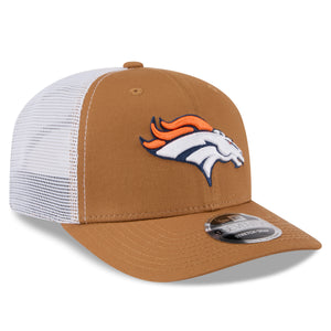 Neue Era Denver Broncos 9SEVENTY Stretch-Snap Trucker Cap in Beige, mit NFL-Logo und Mesh-Design.