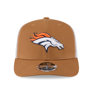 Neue Era Denver Broncos 9SEVENTY Stretch-Snap Trucker Cap in Beige, mit NFL-Logo und Mesh-Rückseite