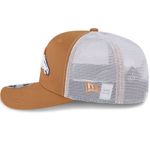 Neue Era Denver Broncos 9SEVENTY Trucker Cap in beigem Stoff mit Stretch-Snap-Verschluss, seitliche Ansicht